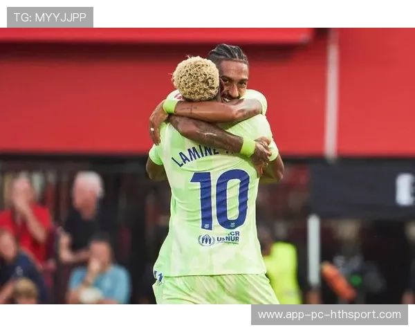 巴萨左路变化突然，拉菲尼亚背身做球助攻佩德里破门